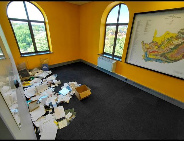 151M² OFFICE TO LET IN MAGALIESSIG